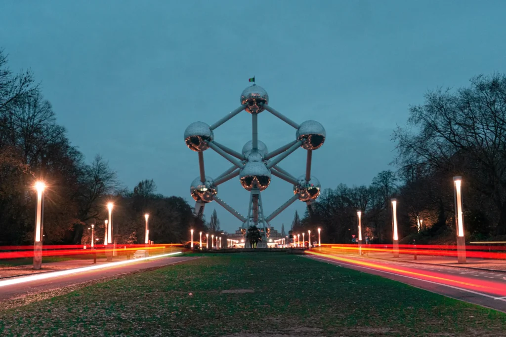 atomium nocą