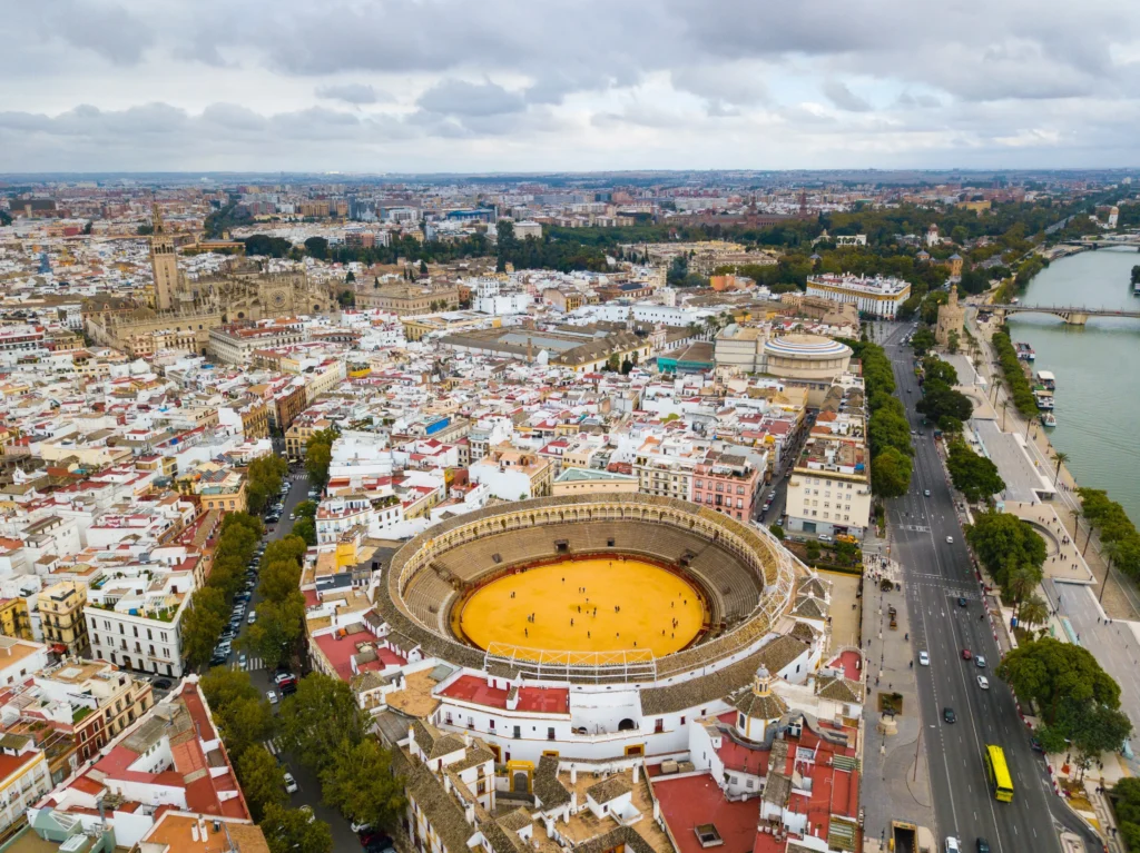 Plaza de Toros i dzielnica El Arenal jako miejsce na nocleg w Sewilli