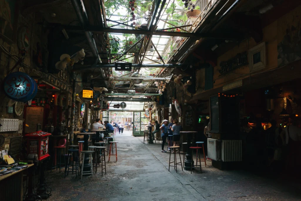 Szimpla Kert unikalne miejsce do zrobienia w Budapeszcie