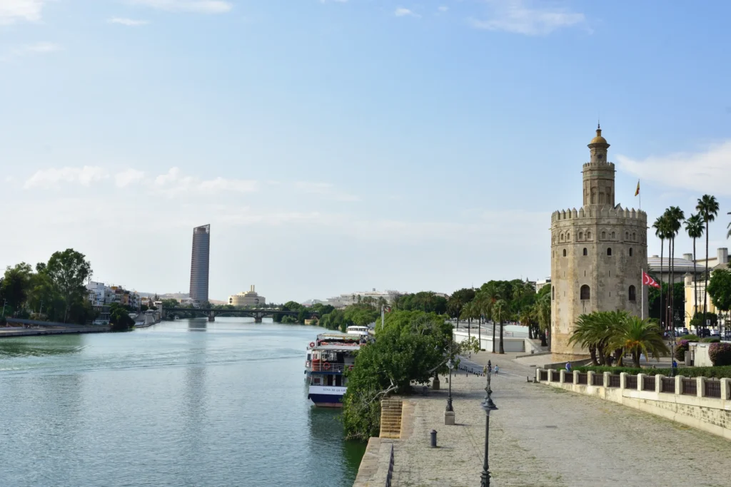 Torre del Oro w dzielnicy El Arenal