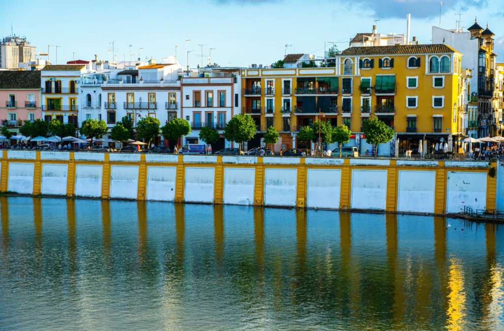 Dzielnica Triana widziana z Guadalquivir